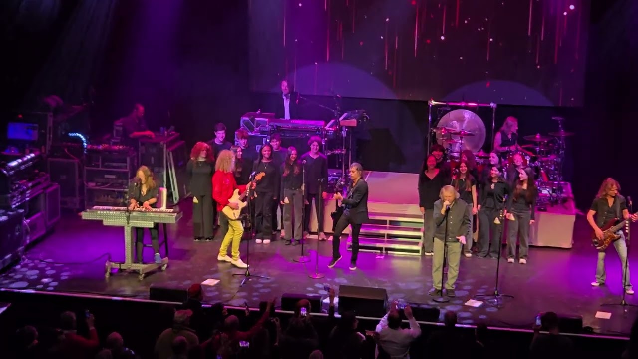 Foreigner (Lou Gramm)-I Want to Know What Love Is, LiveFancam12/11/25, Wellmont Theater Montclair NJ