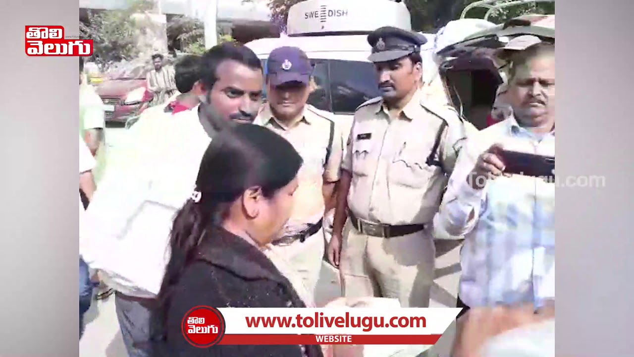 పోలీసులకు స్వీట్లు పంచిన దిశ బంధువులు | Police Encounters Disha Case Accuse | Tolivelugu TV