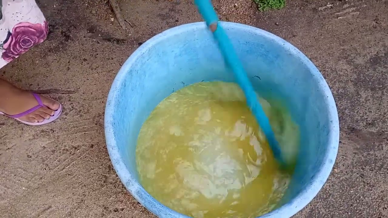 Hoje é dia de fazer sabão líquido 🫠 aqui em casa se inscreva no canal galera para mais vídeos