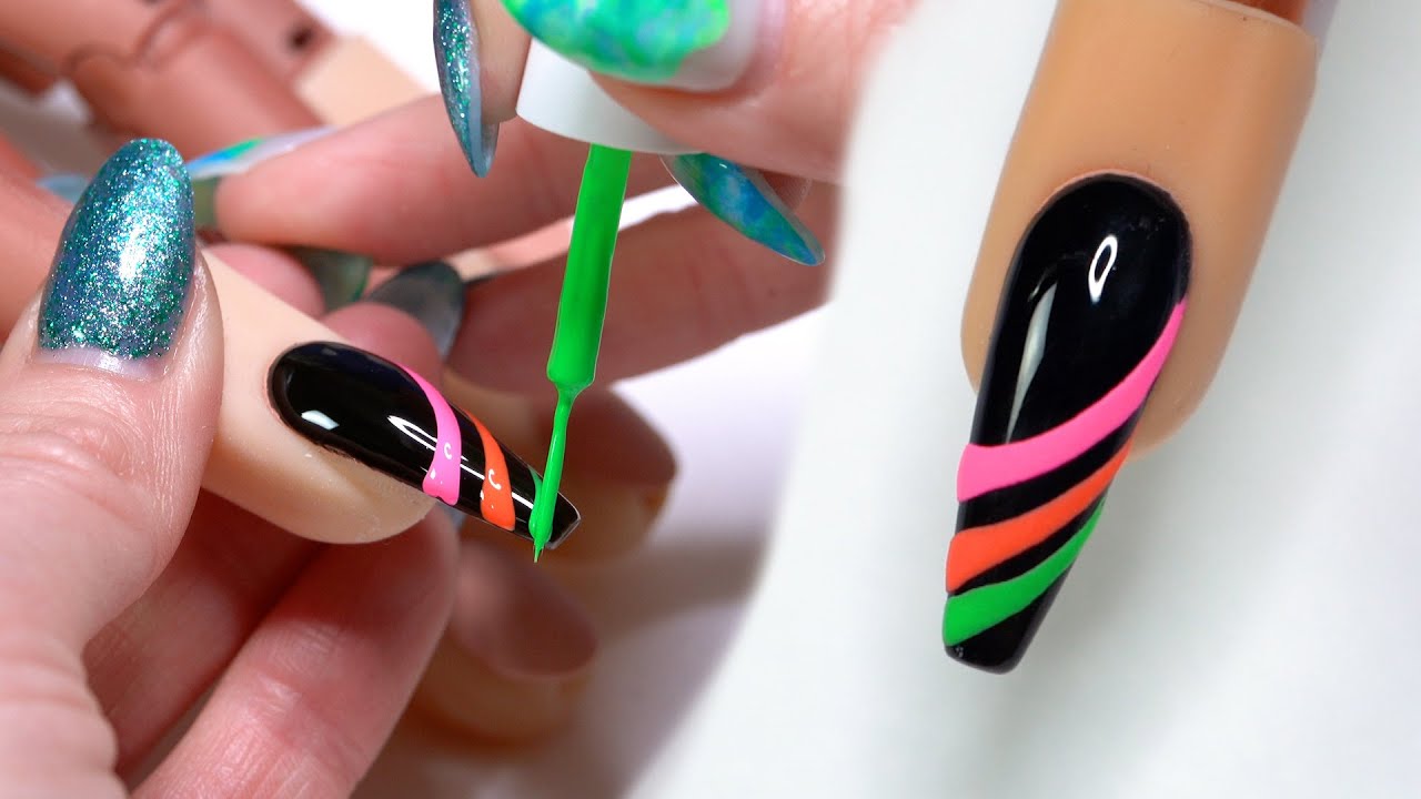 Nail Hack: Use Acrylic Powder to Create Textured Matte Designs