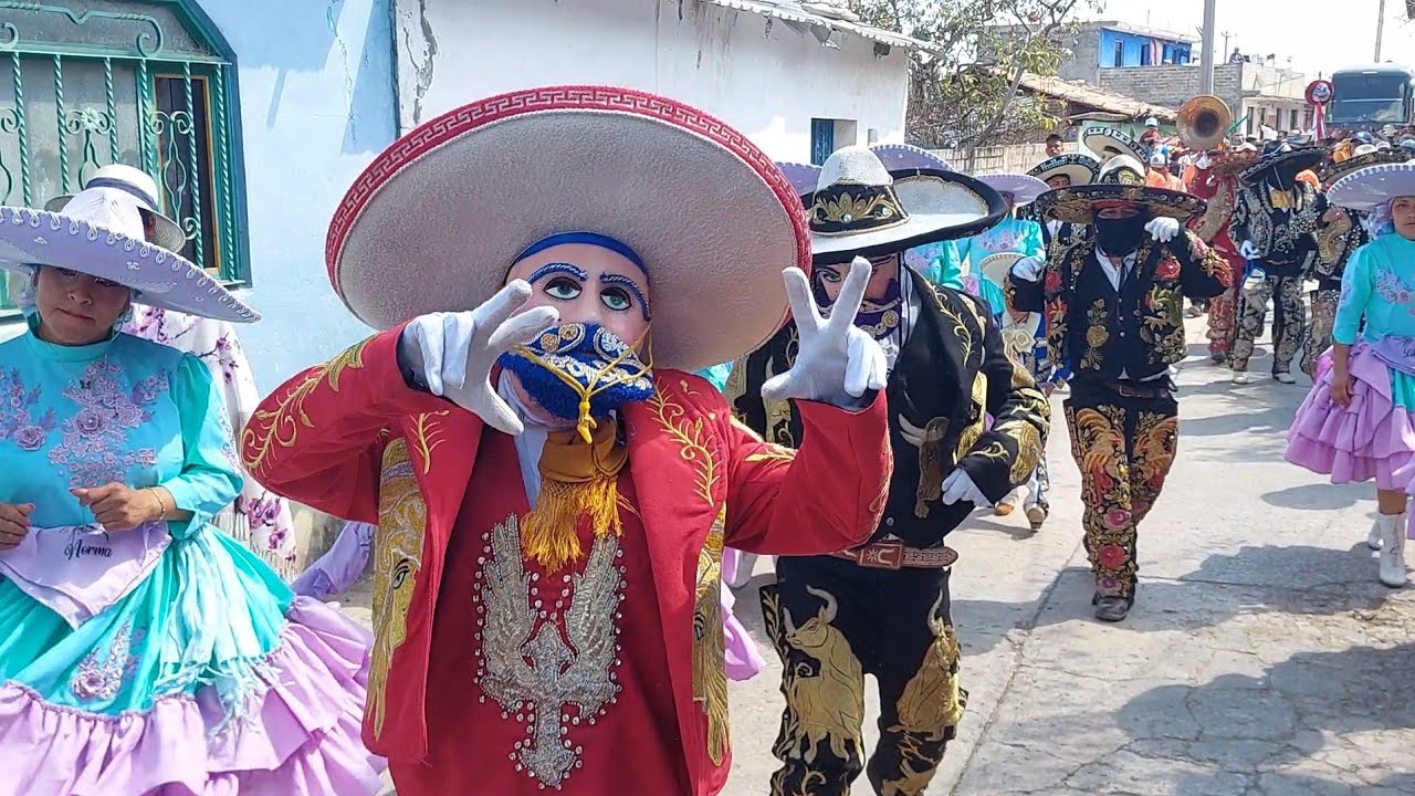 Asi reciben a la Trayectoria de Tuzantla y Banda Cruz de la Candelaria - Carnaval 2025