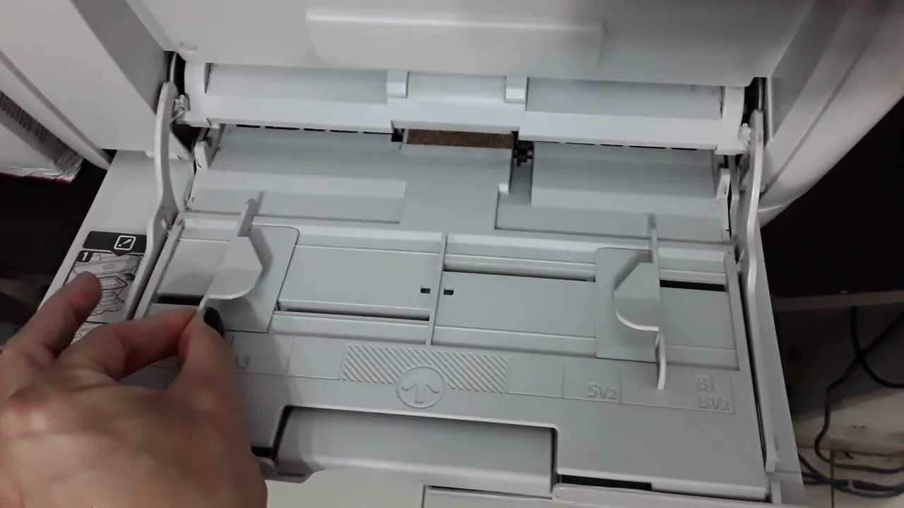 Como ajustar o papel na bandeja de alimenta&ccedil;&atilde;o manual ( quando existir na impressora )