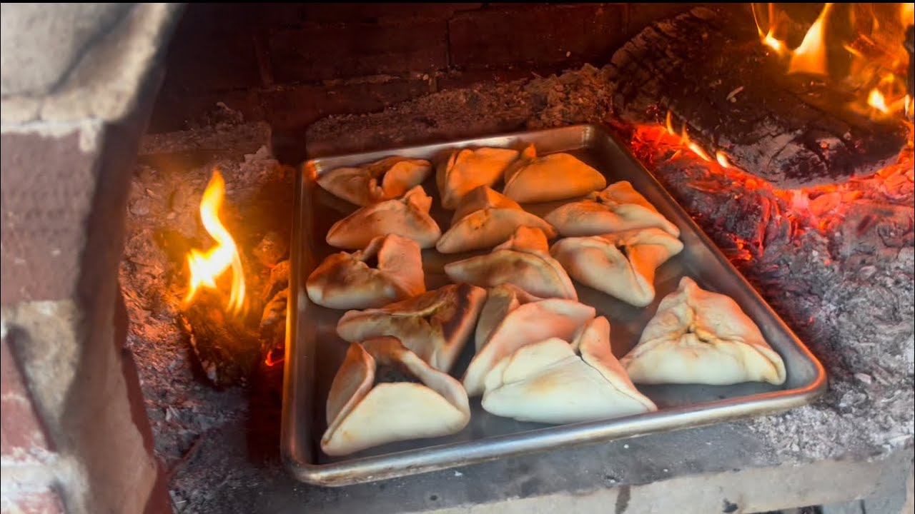 فطاير بالسبانخ على فرن الحطب في الحديقه🪴.#لايكwood fire flatbread in the garden 🪴 