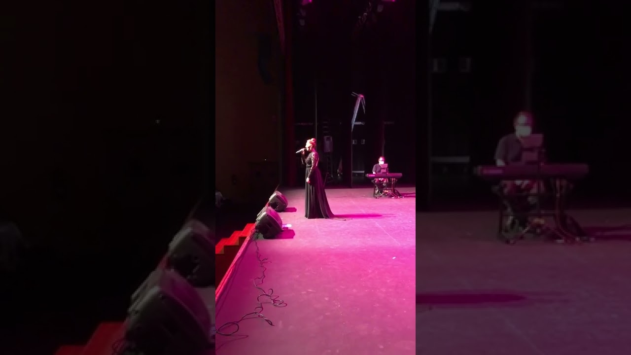 Sandra Cabrera en La Línea - Puentecito y Never Enough