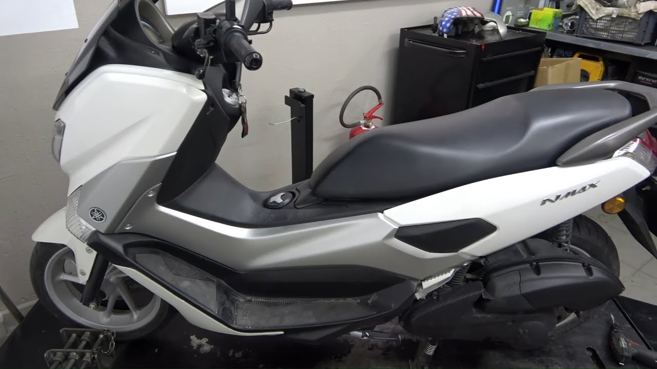 plastic change on a YAMAHA NMAX 125cc scooter