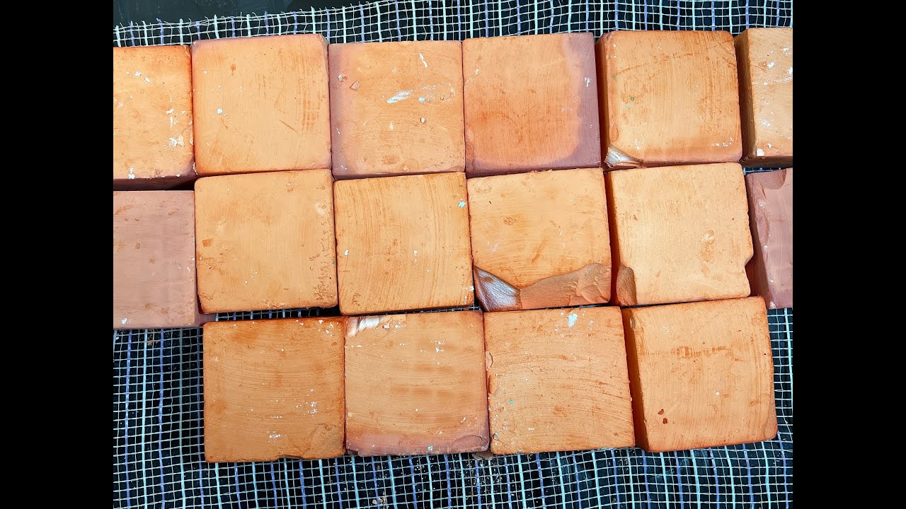 빨간색으로 염색한 짐초크 부수기 / dyed red gymchalk crumble