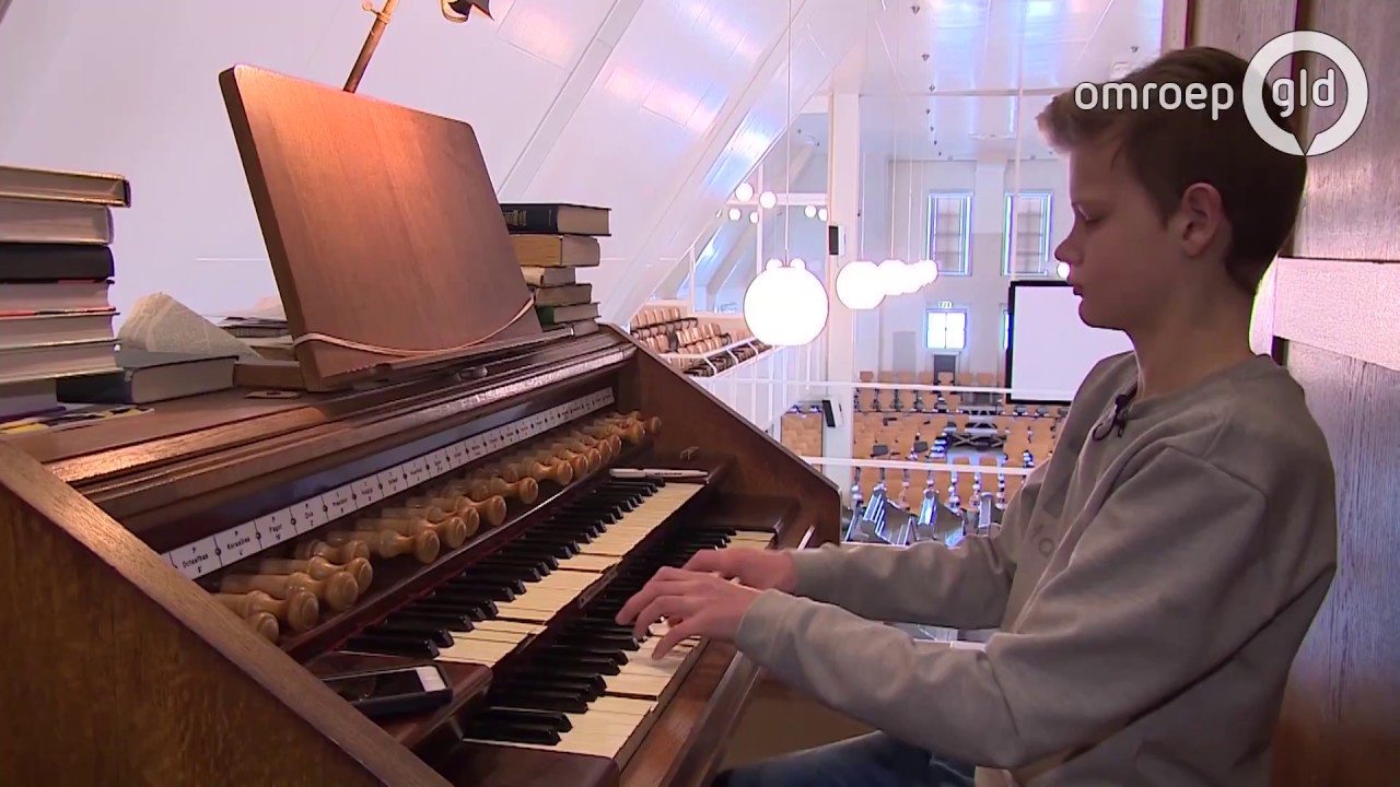 De 13-jarige Michael Verniers op orgel