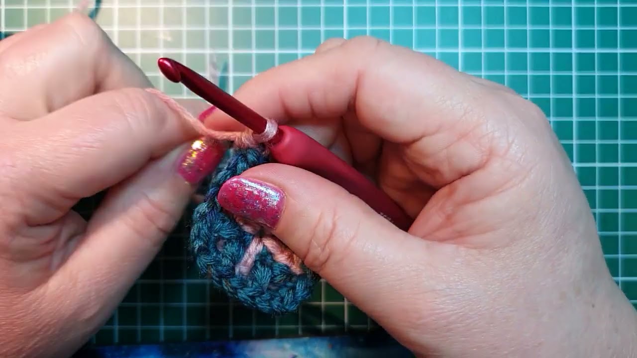 AdO Crochet, Tutorial video and chart for overlay mosaic in the round: round 4