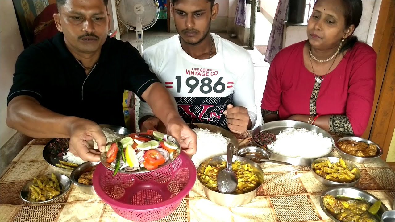 Tinjone ( Husband - Wife & Son ) Darun Lunch Korlam | Rice | Chicken Kosha | Sorse Hilsa | Alu Posto