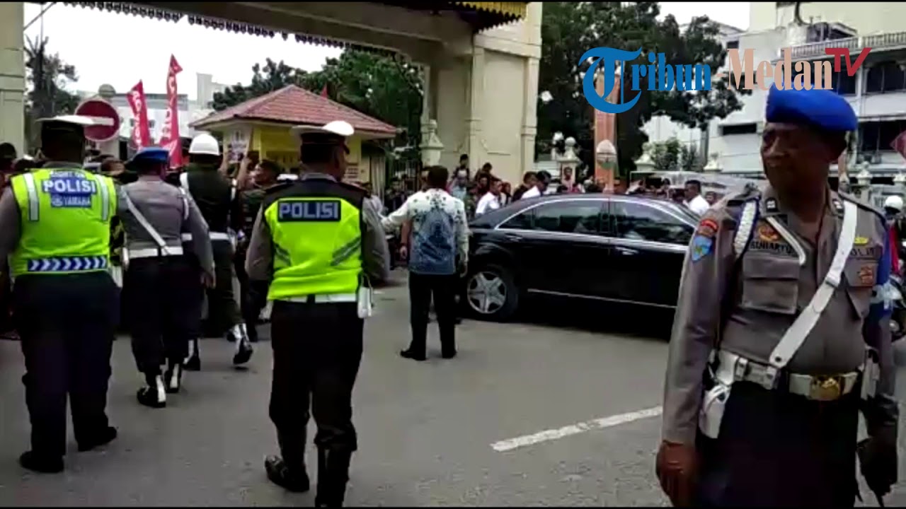 Mobil Presiden Jokowi 'Diserbu' Warga saat Keluar dari Istana Maimoon