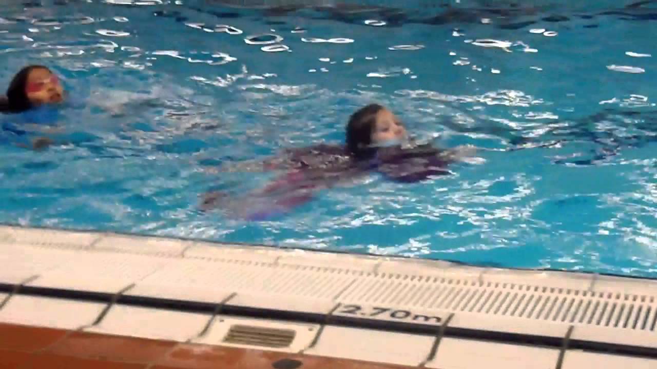 Kijkles Samantha: Zwemmen met regenkleding aan