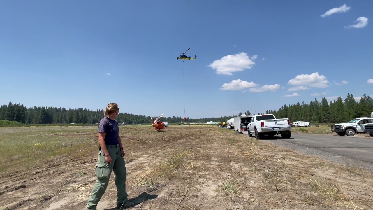 KMax Heavy Lift Type 1 helicopter with a 780 gallon bucket at the Bootleg Fire in Oregon, USA