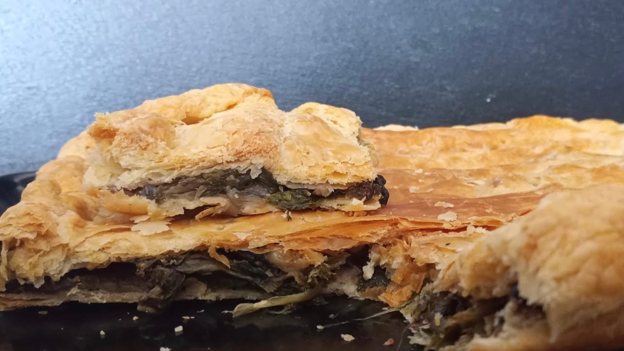 Pizza di Scarola con Pasta Sfoglia - Pizza di Scarola Napoletana - Ricette Natalizie
