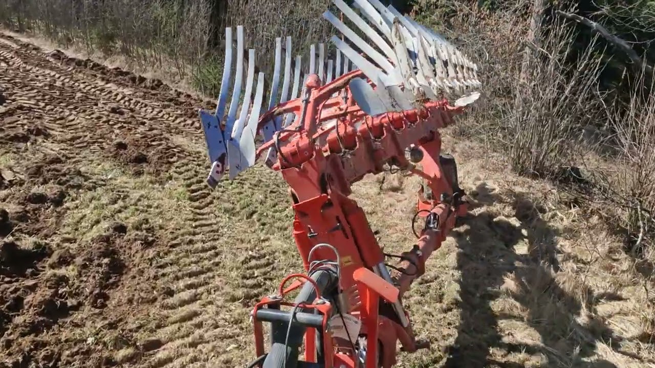 Spring ploughing Kuhn Varileader