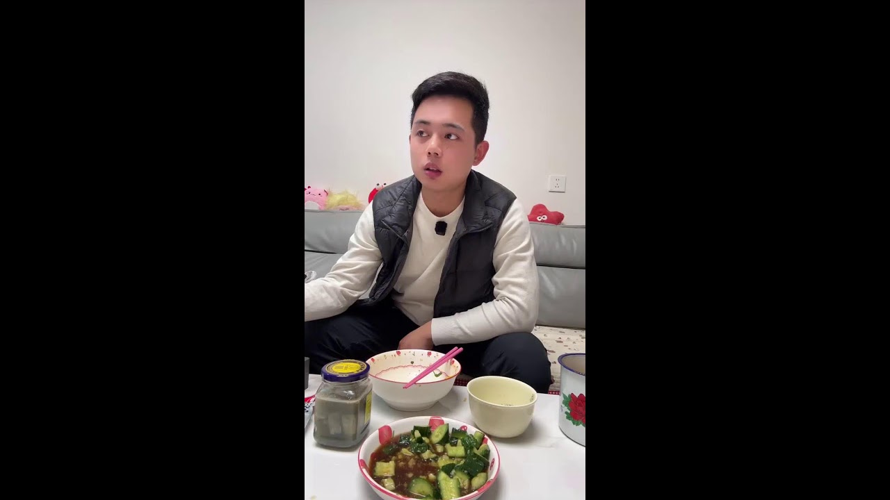 Live broadcast of street food specialties and fruit delicacies