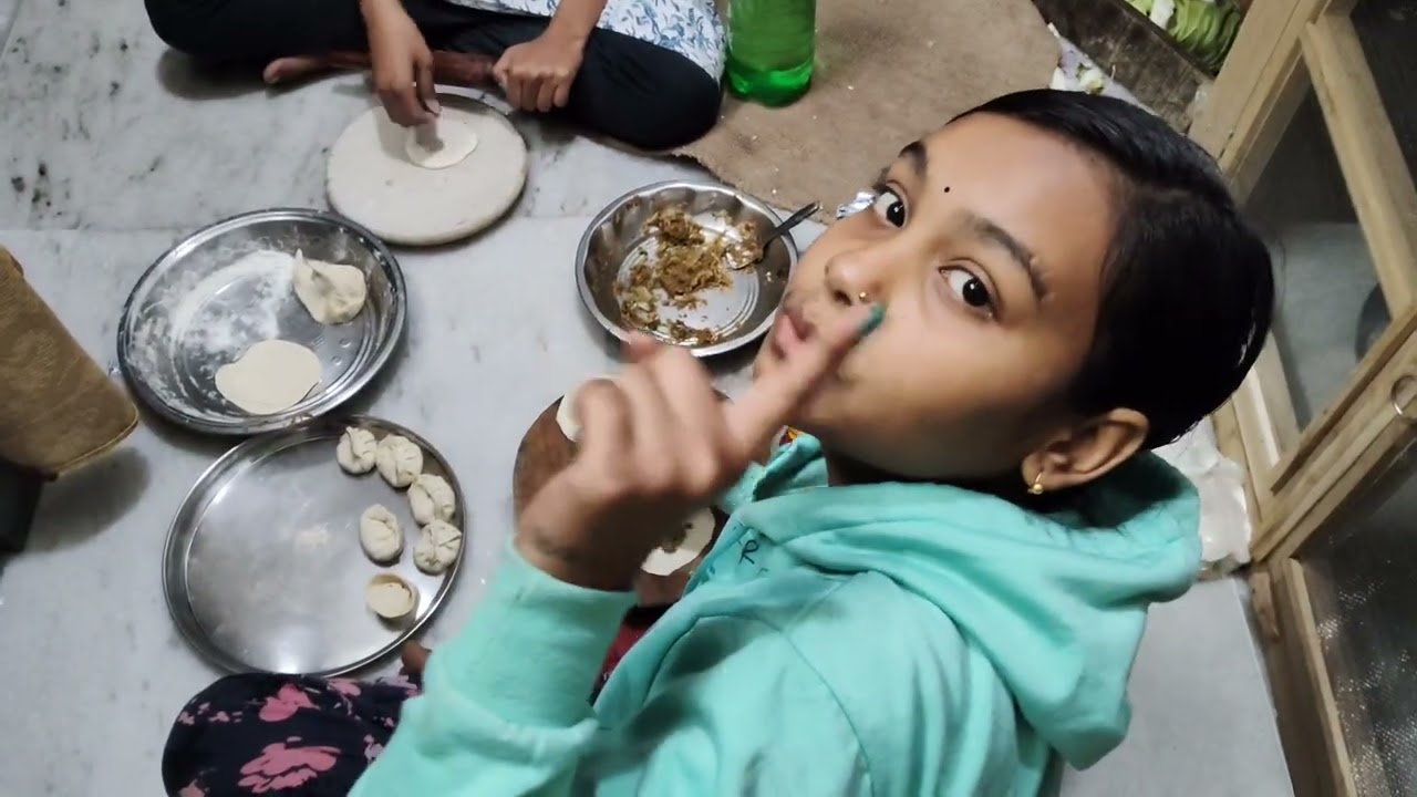 শীতের রাতে মাসির হাতের গরম গরম ভেজ মোমো।