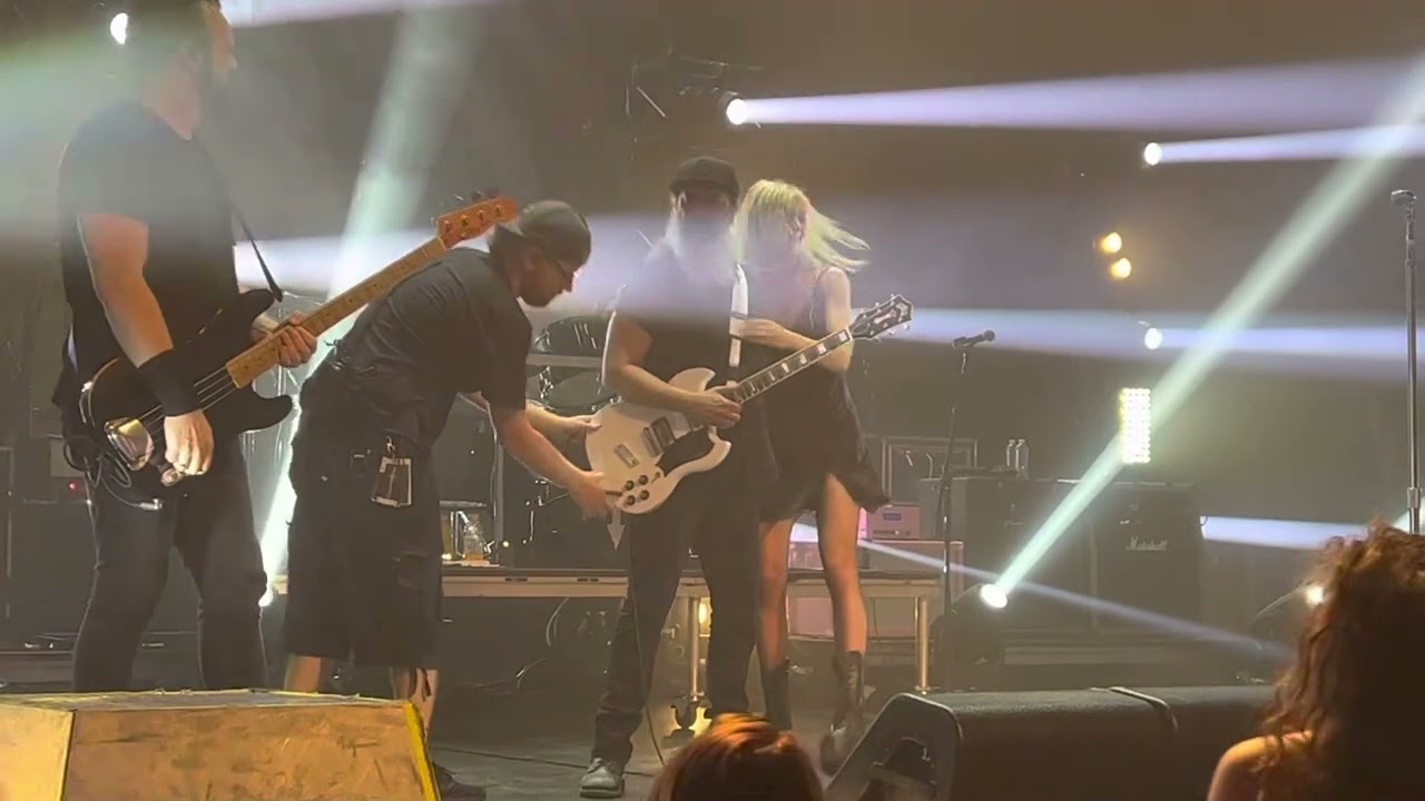 The Pretty Reckless feat. Kim Thayil - Only love can save me now @Moore Theathre Seattle 8/31/2022