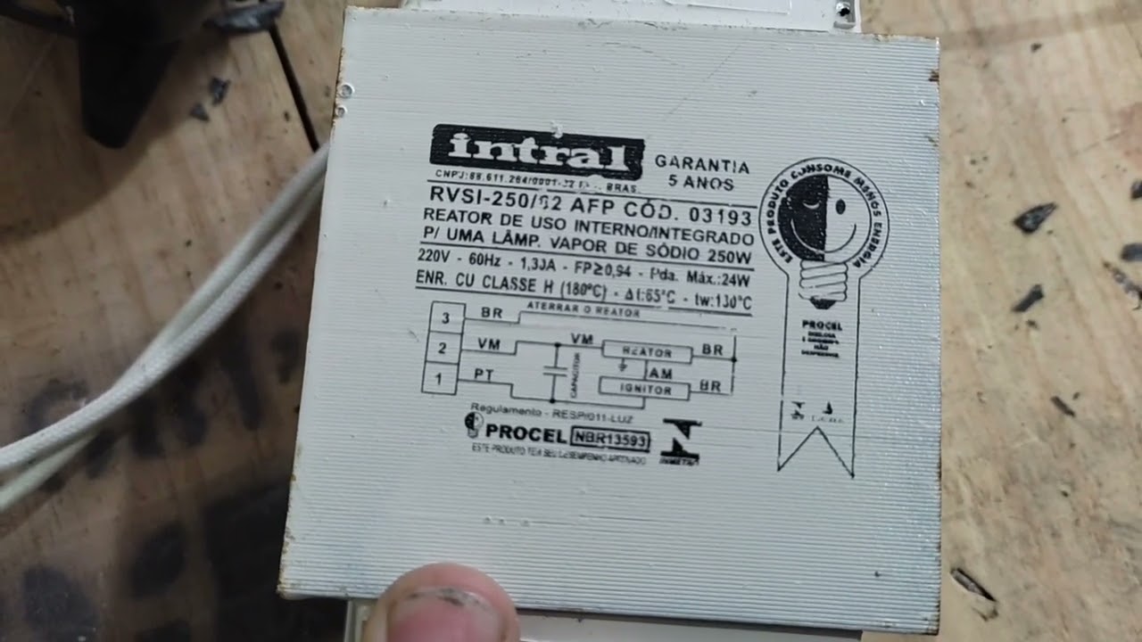 Posso instalar duas lâmpadas de 250w em um reator de 400w?