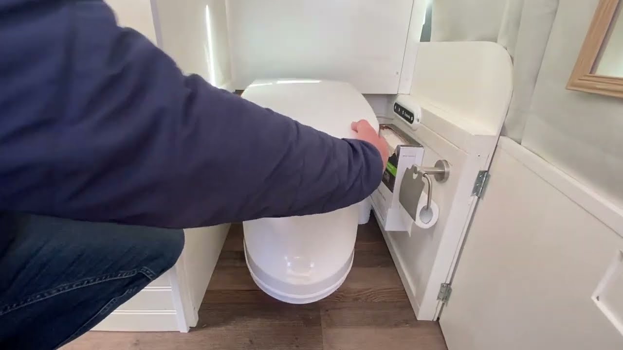 Så installerar vi ett Cinderella Travel förbränningstoalett i en Volkswagen Crafter!