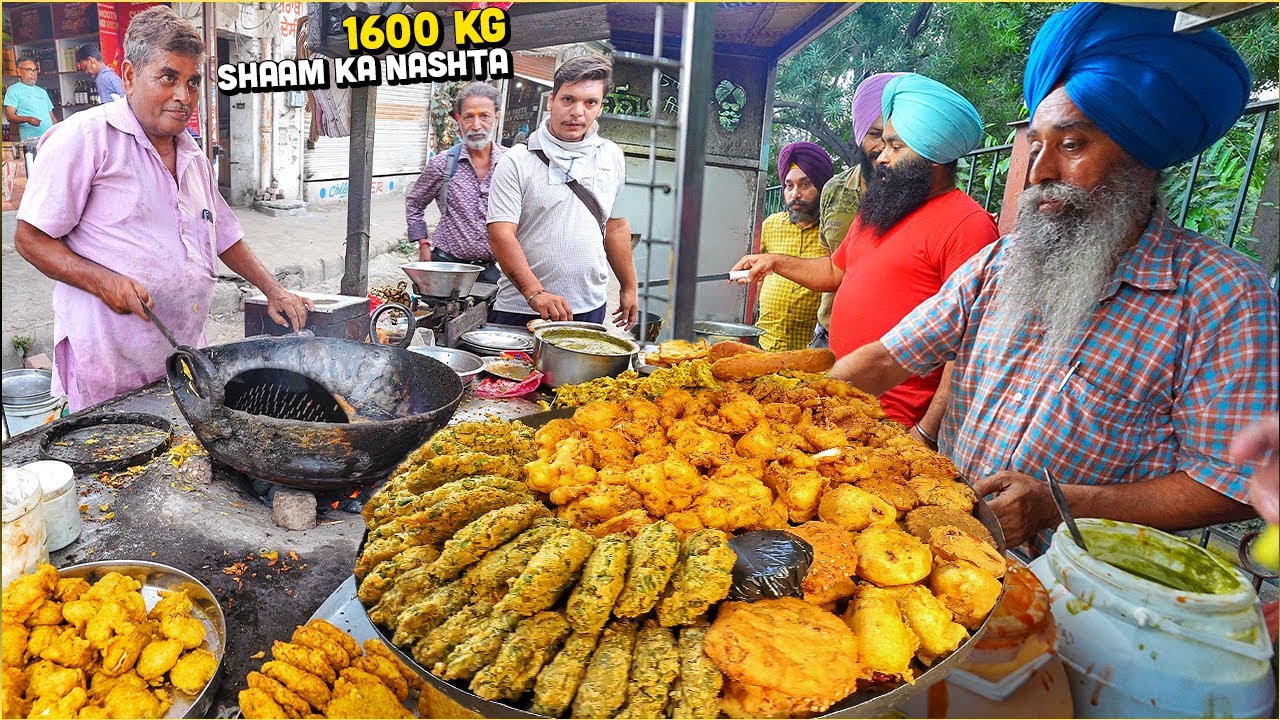 70/- शुद्ध अमृतसरी Indian Street Food 😍 Des Raj Paneer Pakora, Stuffed Kulche Chole, Sardarji Nashta