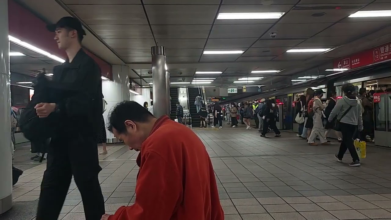 台北捷運 淡水信義線 雙連站 下班尖峰時刻人潮 [R12]