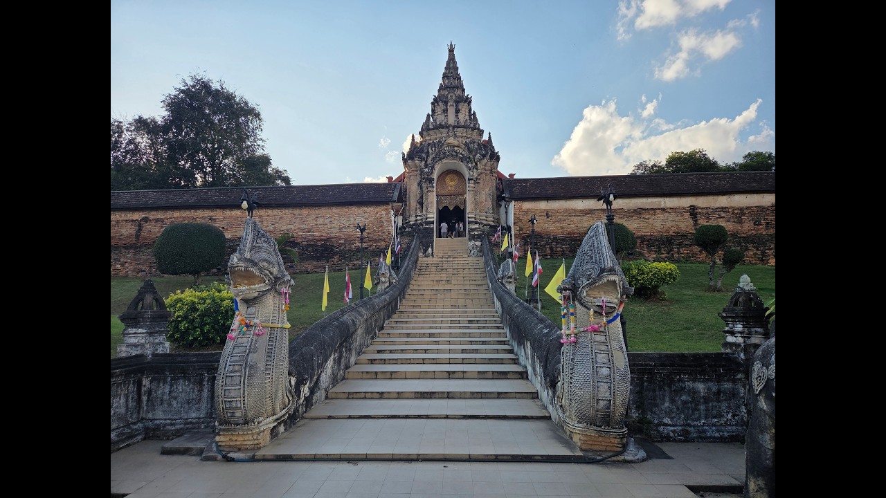 Wat Phra That Lampang Luang Walk (เดินชมวัดพระธาตุลำปางหลวง)