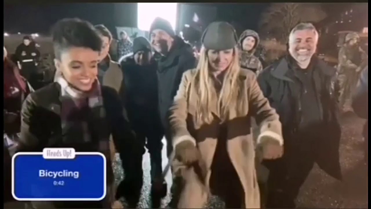 Caity Lotz, Jes Macallan & Maisie Richardson-Sellers playing Heads Up!