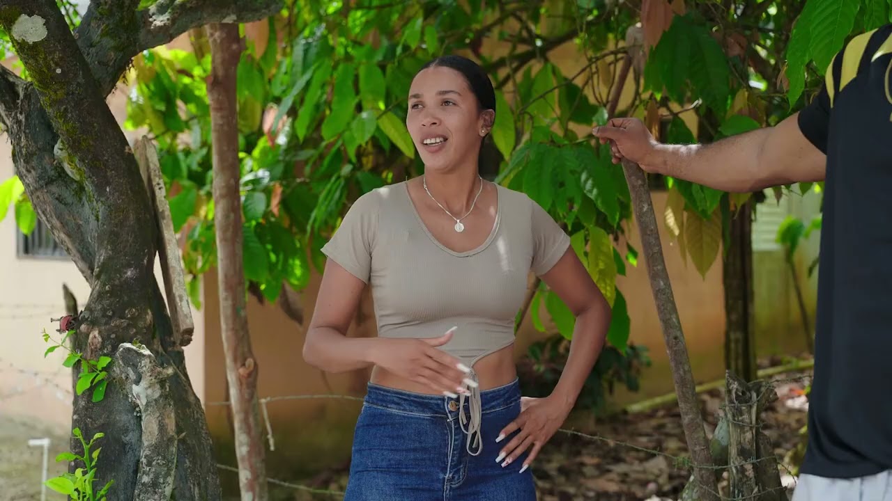 Se sube en una mata de mango a ver el amor de su vida