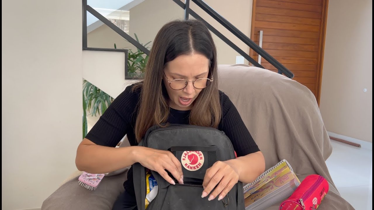 NÃO ACREDITO NO QUE EU ENCONTREI NA MOCHILA DA BEL!!!