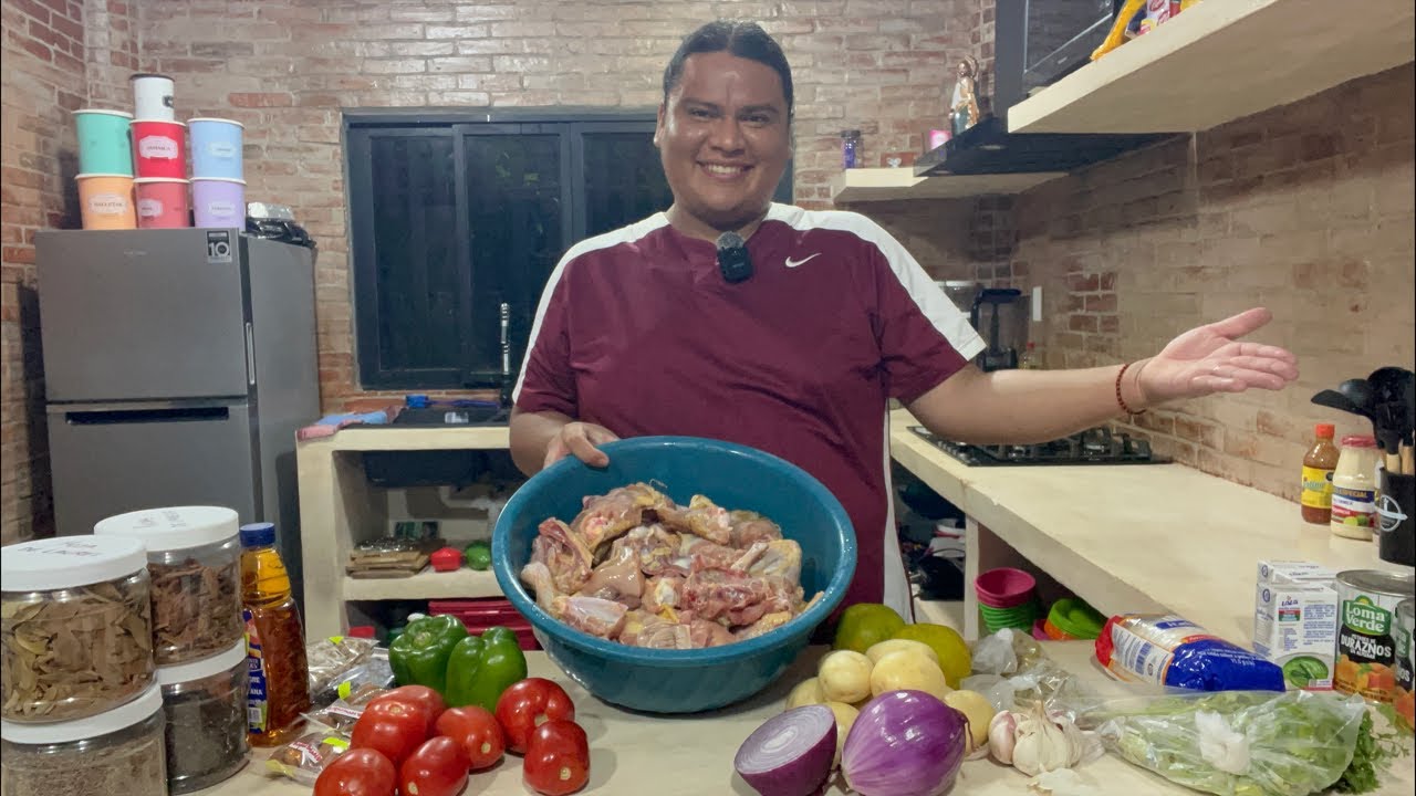 Cocinando la cena de fin de año, un estofado de pollo Tabasqueño con su arroz aparte #Ricuraaaa