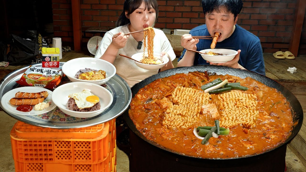 Свиное рагу с кимчи в большой крышке котла🍜Лапша с начинкой Мукбанг🥩Хот-пот Кимчи Ччигэ