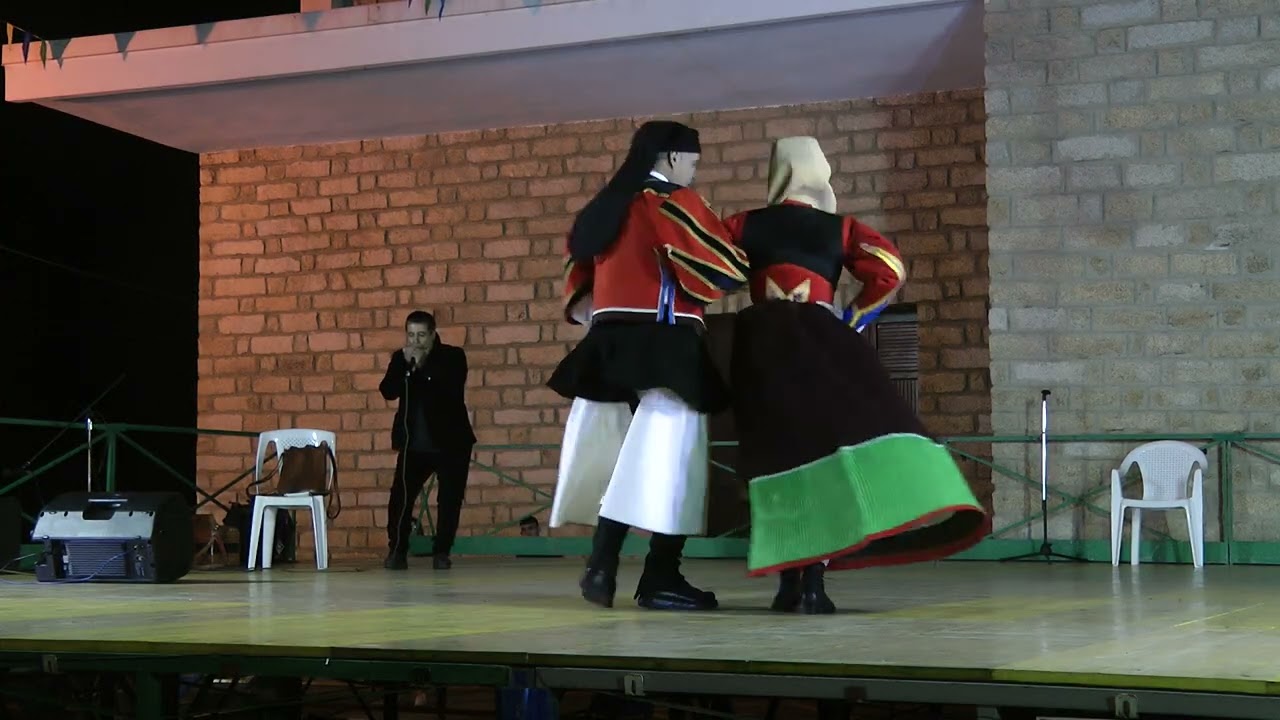 ==Franco Corrias con coppia di Orgosolo== =Ballu tundu e passu torrau=   (13)
