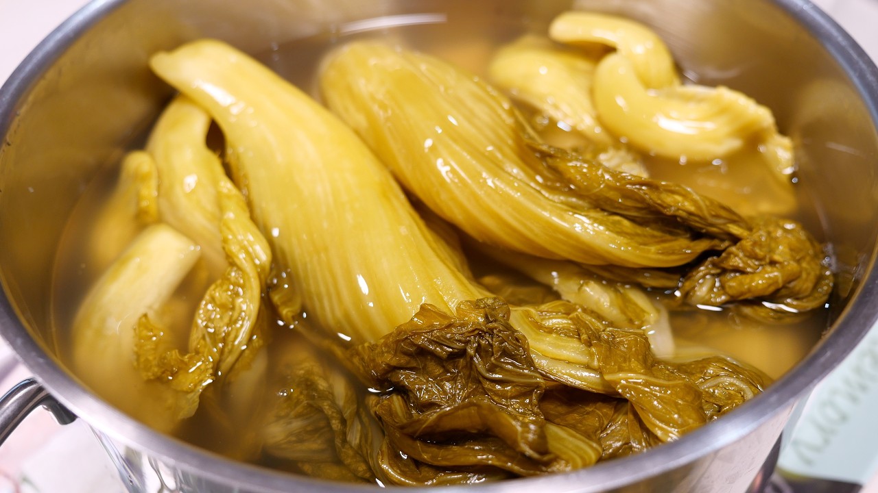 Dưa Cải Muối Chua Vàng Giòn Không Giấm, Không Phơi Không Sấy, Không cần Nấu Nước Ngâm by Vanh Khuyen