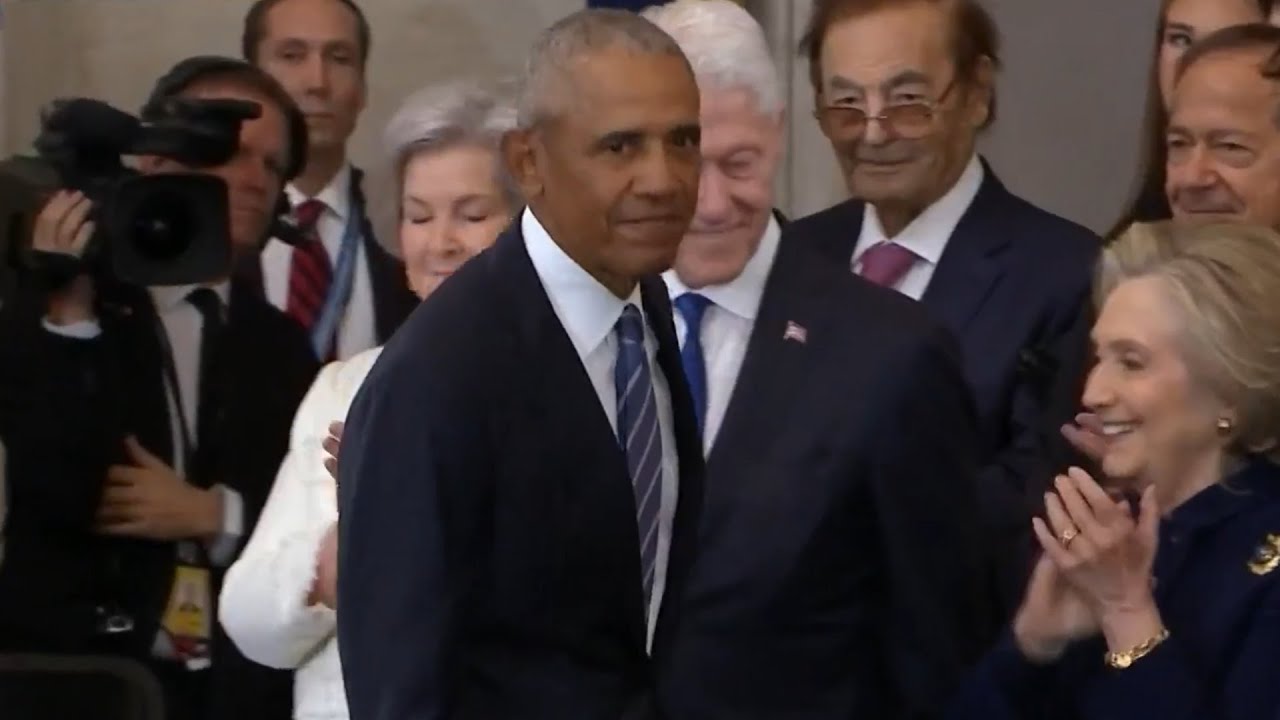 Barack Obama enters Capitol Rotunda without Michelle