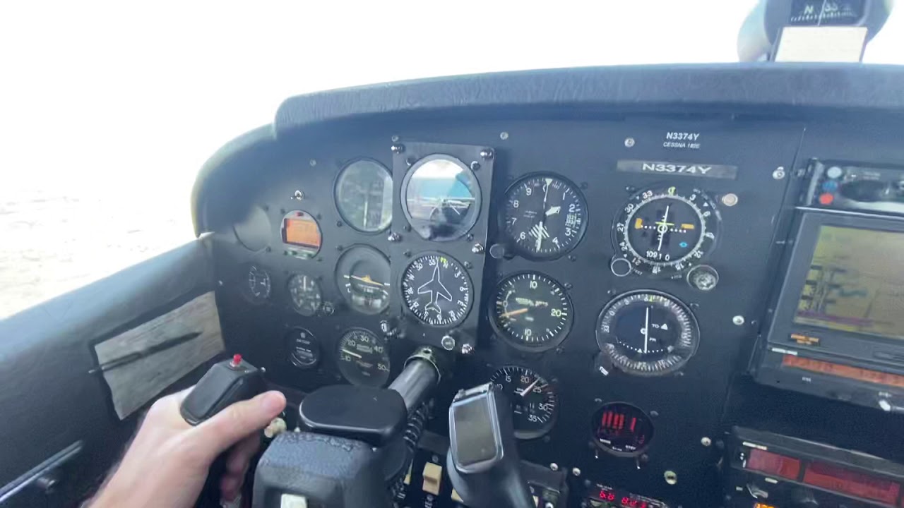 A buddy of mine landing my 182 into Mt Pleasant TX today while I video.