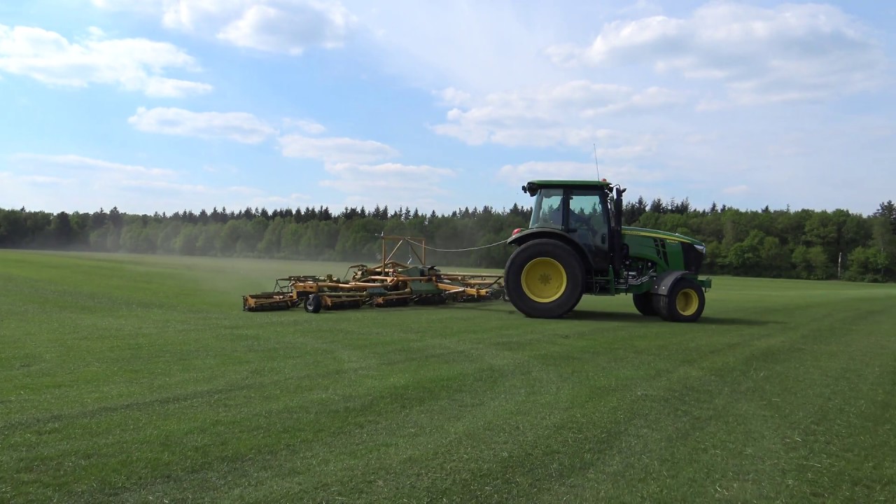 JOHN DEERE 5085 M MET EEN GETROKKEN KOOIMAAIER QUEENS GRAS BV BORGER