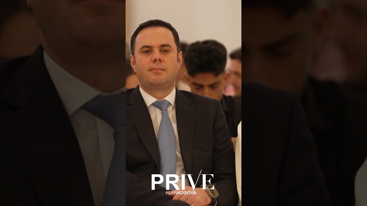 I pari i bektashinj&euml;ve n&euml; Katedrale p&euml;r kurorzimin e Tueta Rugov&euml;s....