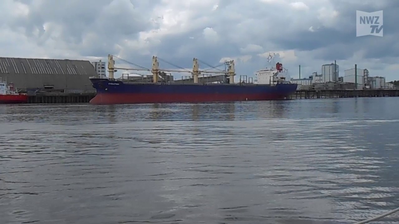 Crew verlässt Frachter, Schiff liegt fest