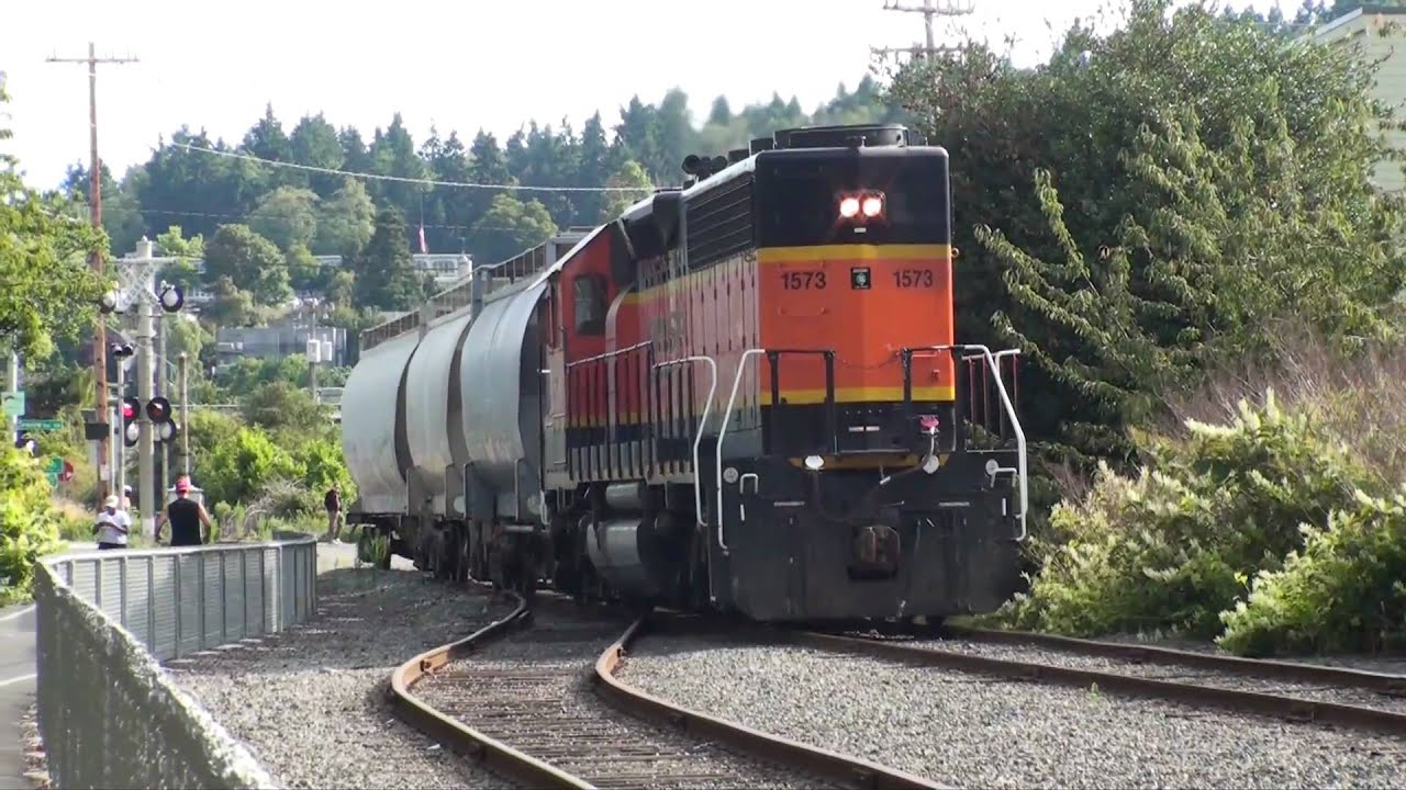 BNSF 1573 interchanging cars at Shilshole Yard, Seattle, 9-11-2010