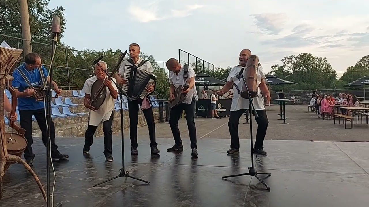 Pjevačka skupina Čavulja, Škabrnja - Čija li je livada