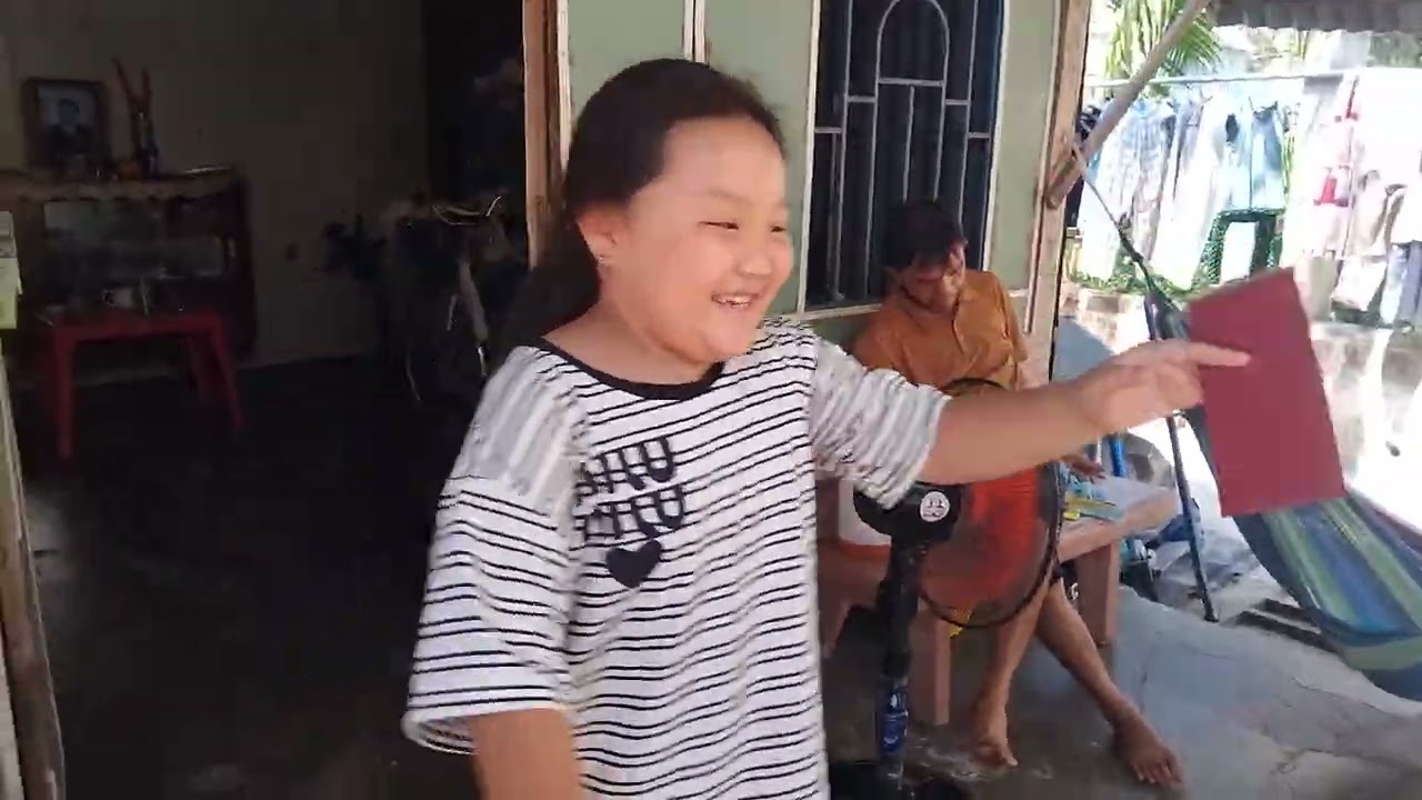 Mấy chú lân rồng múa rồi, đang ở dưới đồng đi lên đường quê rộn ràng trong tiếng lân và ánh nắng