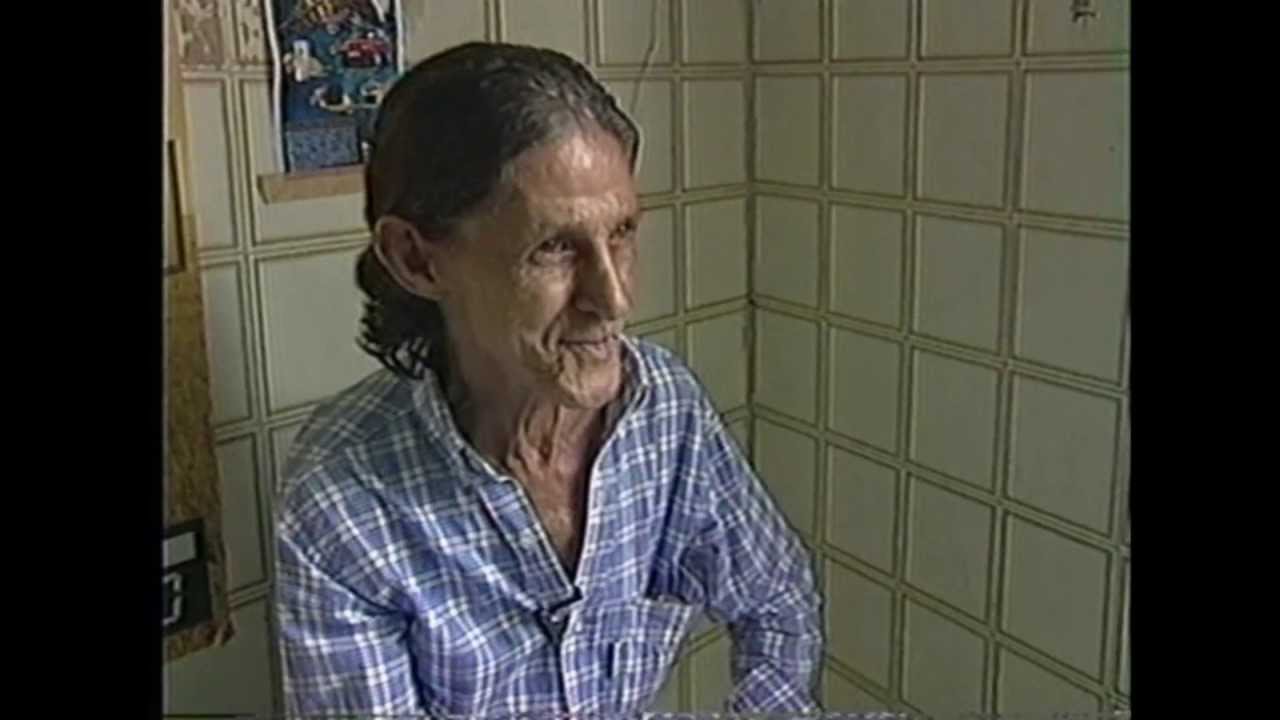 Popó apresenta casinha que morava e Seu Babinha fala do campeão