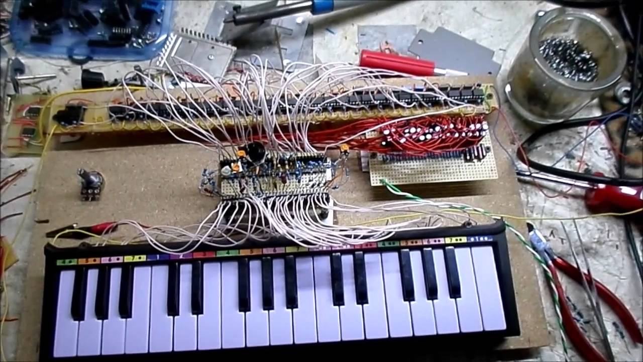 '' 555 based '' polyphonic synth keyboard