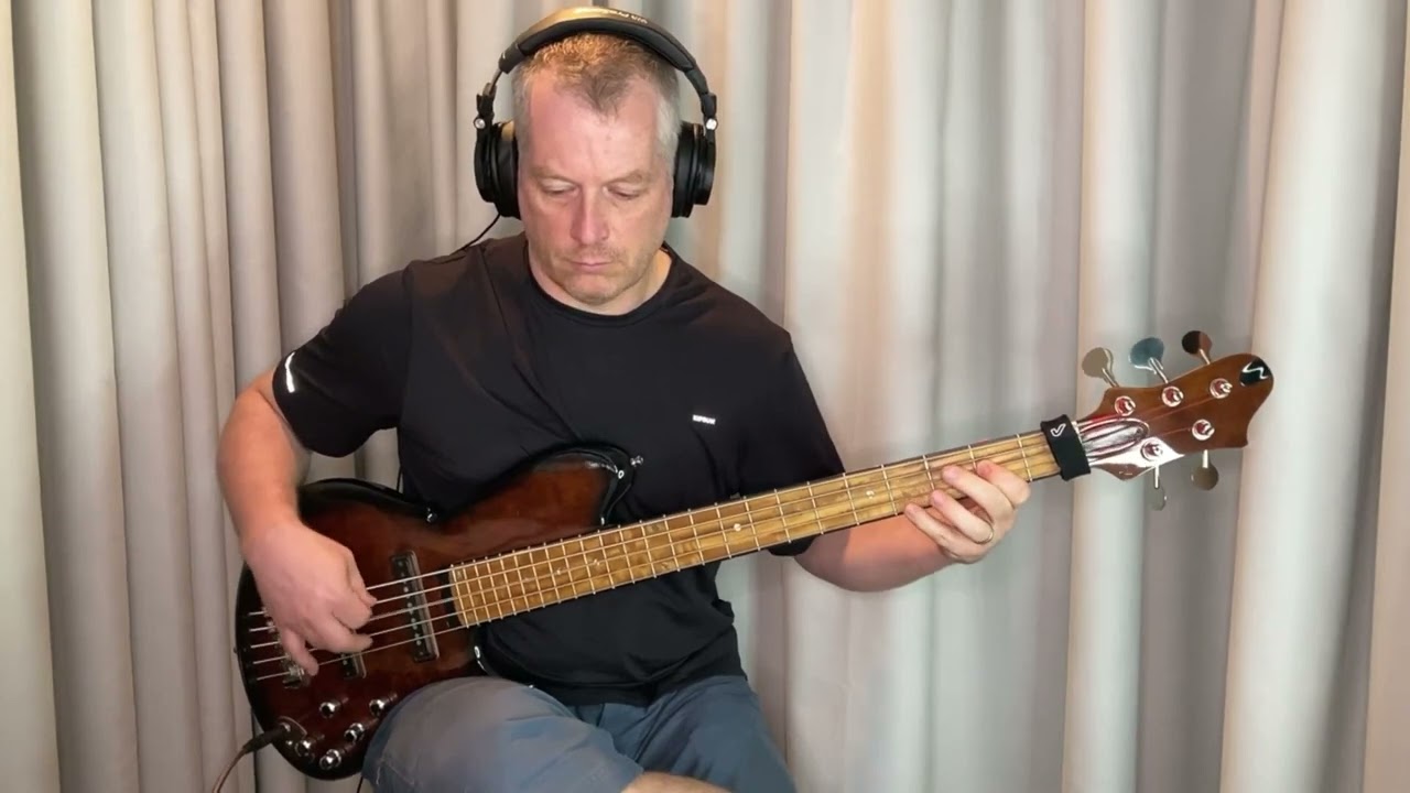 DESIRELESS - Voyage Voyage - Bass cover