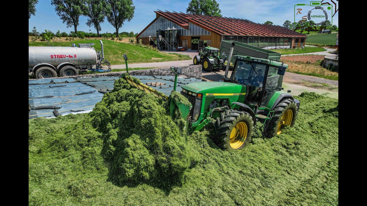 Berge versetzen mit einem echten Eisenschwein/ John Deere 8100 schiebt Grassilage