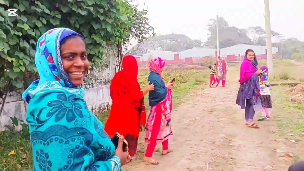 ভাইয়ের বাড়িতে এসে সরষে খেতে ছবি তোলার জন্য নেমে পড়ল 