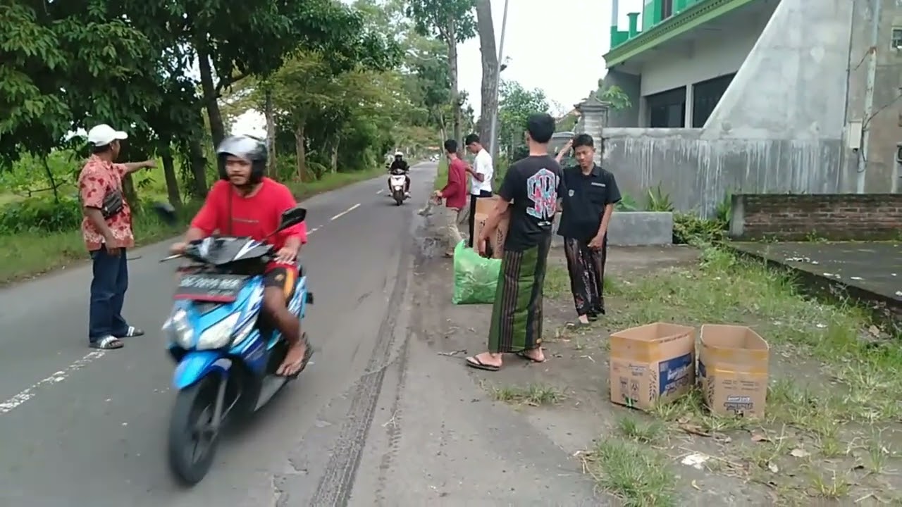 Ketua takmir, pak rt/rw,dkk,perum taman boloasri ds.bolorejo kec.kauman T.Ag,berbagi takjil Romadon👍