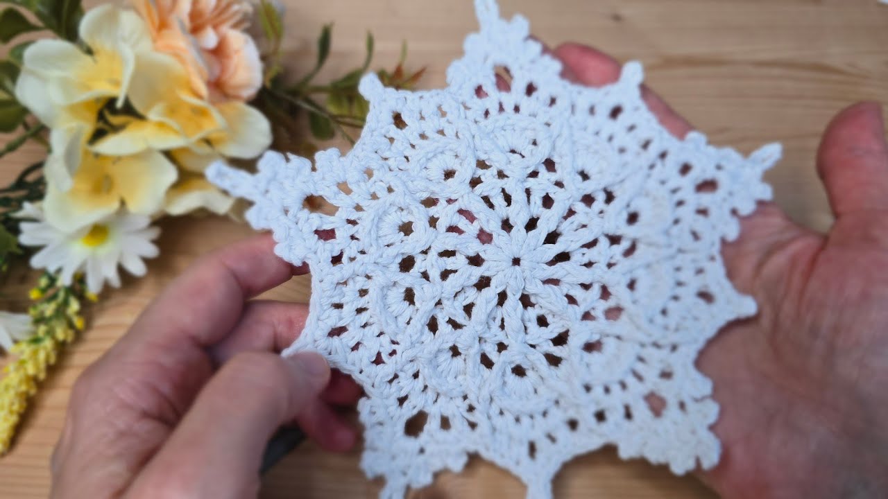 SUPER EASY Crochet beautiful snowflake✅️🧶 So häkelst du eine Schneeflocke als Deko oder Geschenk.