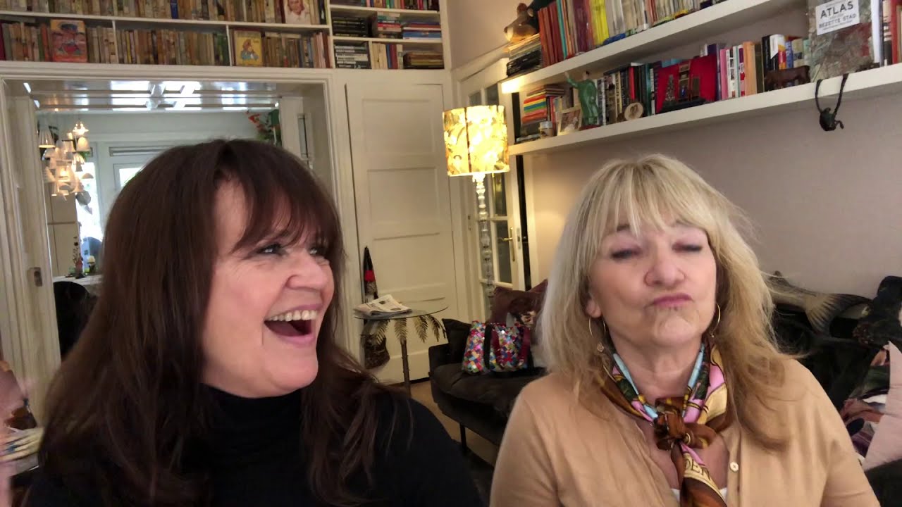 Saskia en Paulette zingen 