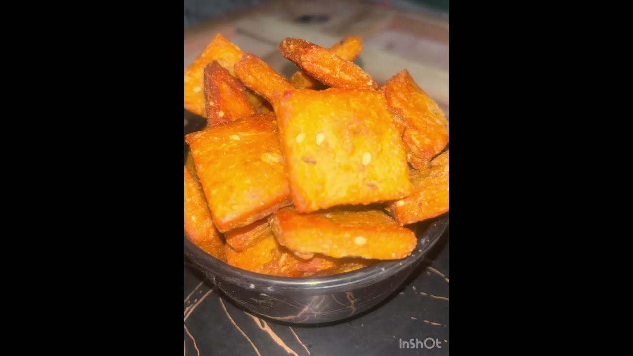 सूज़ी और आटे से बने मीठे खजूर तिल गुड़ के साथ 